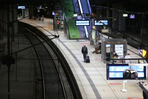 Die Deutsche Bahn streikt: Nur wenige Reisende am Hamburger Hauptbahnhof