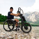 Das Klaxon-System lässt sich an einem herkömmlichen Rollstuhl befestigen