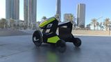 Beim WheeM-i-Vehikel fahren die Rollstuhlfahrer auf eine Art Rampe