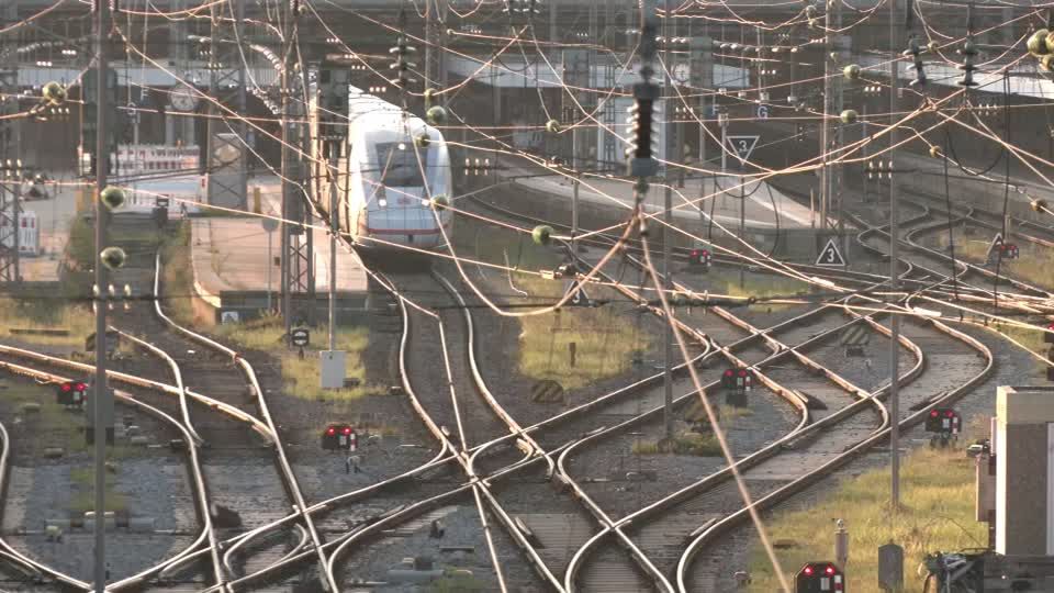 Verbindungen drastisch reduziert: "Zug fällt aus": Streik legt große Teile des Bahnverkehrs lahm