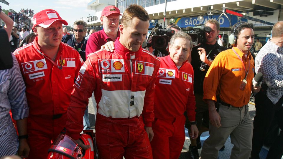Michael Schumacher und Jean Todt 2006 bei einem Formel-1 Rennen.