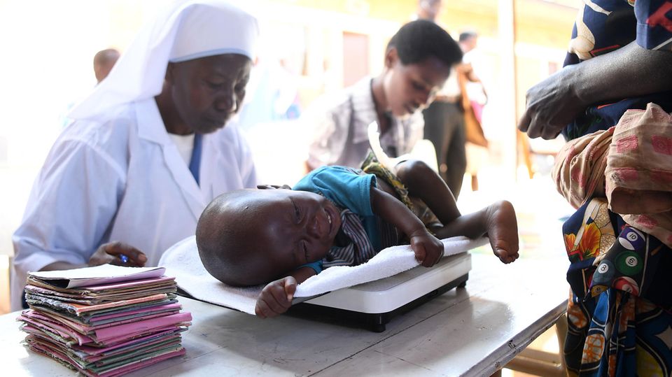 Ein Kleinkind wird im Waisenhaus von Gitega in Burundi gewogen. So soll eine mögliche Unterernährung und Wachstumsverzögerung erkannt werden