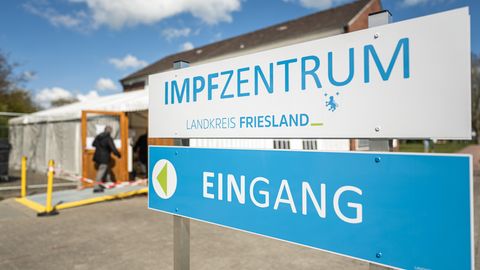 Eine ältere Dame betritt das Impfzentrum Landkreis Friesland
