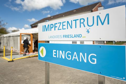 Eine ältere Dame betritt das Impfzentrum Landkreis Friesland