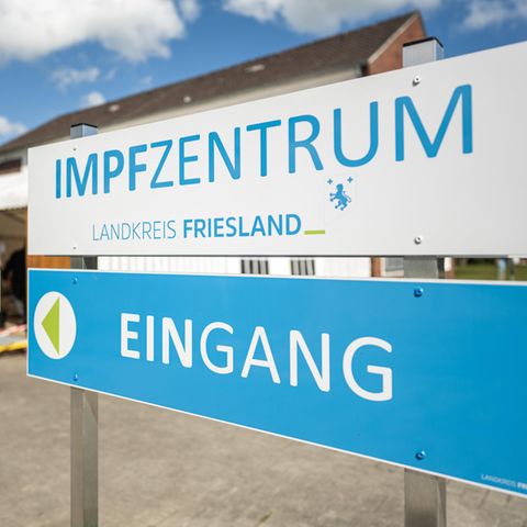 Eine ältere Dame betritt das Impfzentrum Landkreis Friesland