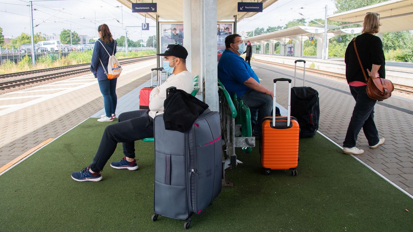 Niedersachsen, Wolfsburg: Fahrgäste warten vergeblich im Hauptbahnhof in Wolfsburg auf einen ICE in Fahrtrichtung Berlin