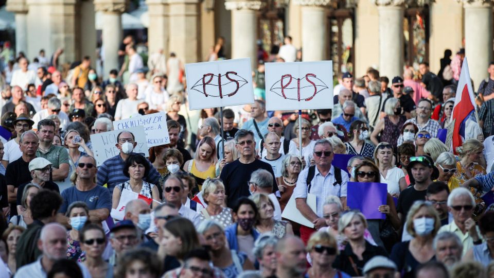 People take part in a demonstration in Krakow against the amendment to the broadcasting law People take part in a demonstration in Krakow against the amendment to the broadcasting law