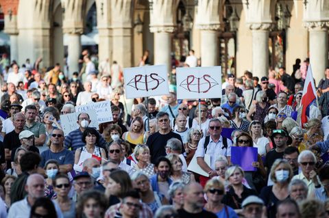 Menschen nehmen in Krakau an einer Demonstration gegen die Änderung des Rundfunkgesetzes teil