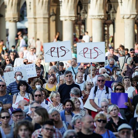 Menschen nehmen in Krakau an einer Demonstration gegen die Änderung des Rundfunkgesetzes teil