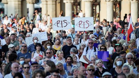 Menschen nehmen in Krakau an einer Demonstration gegen die Änderung des Rundfunkgesetzes teil