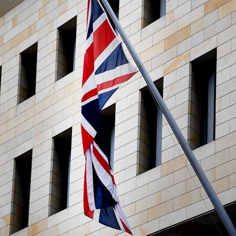 Die britische Flagge, der Union Jack, hängt an der britische Botschaft in Berlin