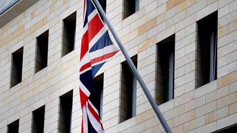 Die britische Flagge, der Union Jack, hängt an der britische Botschaft in Berlin