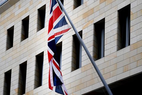 Die britische Flagge, der Union Jack, hängt an der britische Botschaft in Berlin