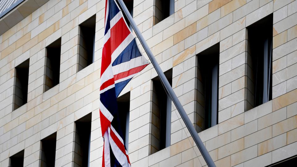 Die britische Flagge, der Union Jack, hängt an der britische Botschaft in Berlin