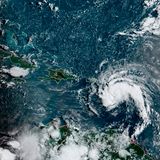 Ein Satellitenbild zeigt einen Sturm als weißen Wirbel, der von Südosten auf die Karibik zukommt