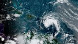 Ein Satellitenbild zeigt einen Sturm als weißen Wirbel, der von Südosten auf die Karibik zukommt