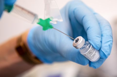 Eine Klinik-Mitarbeiterin zieht den Covid-19-Impfstoff von Biontech/Pfizer für eine Impfung auf eine Spritze