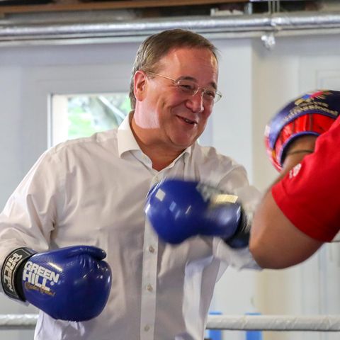 Armin Laschet boxt im Boxcamp Gallus in Frankfurt