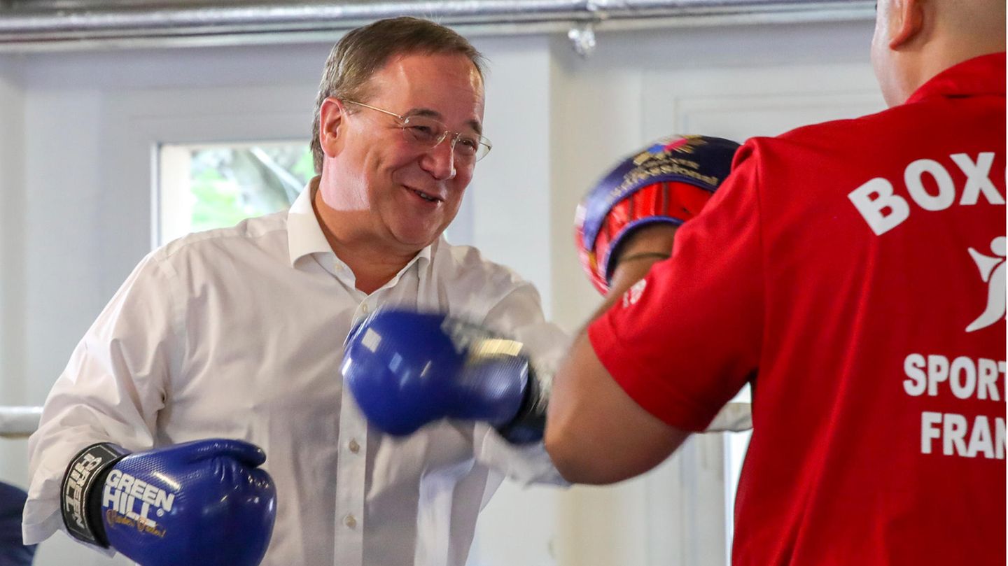 Armin Laschet boxt im Boxcamp Gallus in Frankfurt
