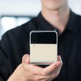 Event Unpacked: Beide Modelle lassen sich auch nur halbaufgeklappt nutzen und etwa auf dem Tisch platzieren.