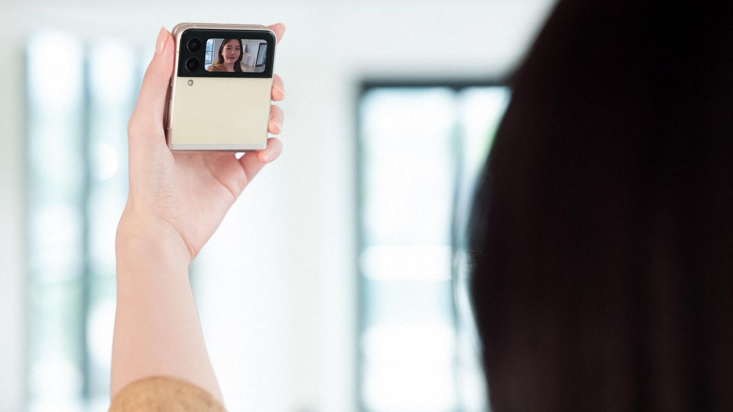 Event Unpacked: Bild 1 der Fotostrecke zum Durchklicken: Das Galaxy Z Flip3 ist die neue Mainstream-Hoffnung des Konzerns. Als erstes faltbares Smartphone ist es mit einem Preis ab 1049 Euro mit den herkömmlichen Premium-Geräten vergleichbar. Samsung legte viel Wert darauf, das Außendisplay auch im zugeklappten Zustand nützlich zu machen.
