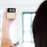 Event Unpacked: Bild 1 der Fotostrecke zum Durchklicken: Das Galaxy Z Flip3 ist die neue Mainstream-Hoffnung des Konzerns. Als erstes faltbares Smartphone ist es mit einem Preis ab 1049 Euro mit den herkömmlichen Premium-Geräten vergleichbar. Samsung legte viel Wert darauf, das Außendisplay auch im zugeklappten Zustand nützlich zu machen.