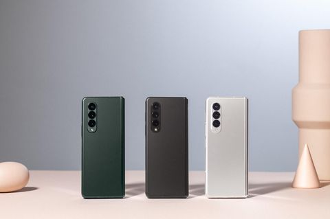Event Unpacked: Das Highend-Modell ist das neue Galaxy Z Fold3 5G. Zugeklappt lässt es sich wie ein reguläres, wenn auch etwas dickeres Smartphone nutzen