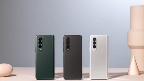 Event Unpacked: Das Highend-Modell ist das neue Galaxy Z Fold3 5G. Zugeklappt lässt es sich wie ein reguläres, wenn auch etwas dickeres Smartphone nutzen