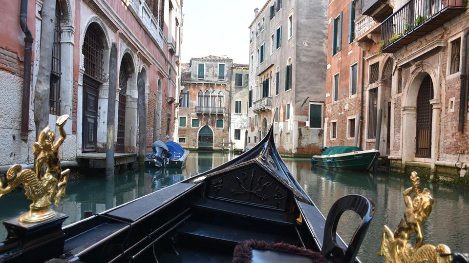 Ausblick aus einer Gondel in Venedig