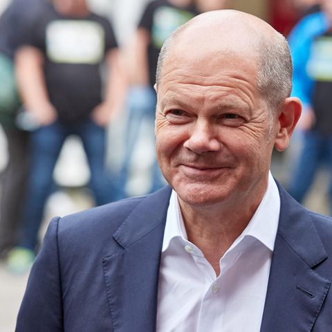 SPD-Kanzlerkandidat Olaf Scholz bei einem Gespräch mit dem Betriebsrat und Auszubildenden von Caterpillar im Gewerkschaftshaus