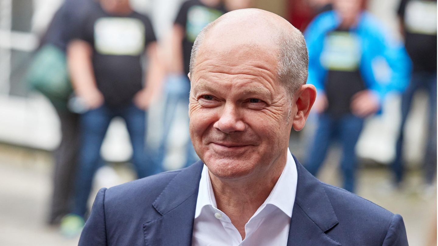 SPD-Kanzlerkandidat Olaf Scholz bei einem Gespräch mit dem Betriebsrat und Auszubildenden von Caterpillar im Gewerkschaftshaus