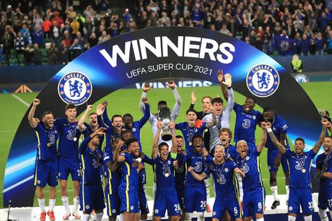 Thomas Tuchel feiert mit seinen Chelsea-Spielern den Sieg im europäischen Supercup gegen Villareal