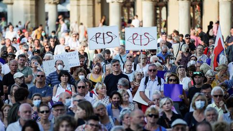Menschen nehmen an einer Demonstration gegen die Änderung des Rundfunkgesetzes teil