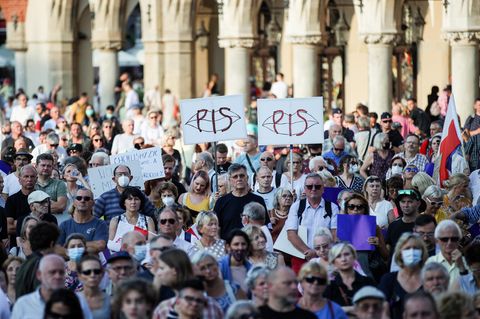 Menschen nehmen an einer Demonstration gegen die Änderung des Rundfunkgesetzes teil
