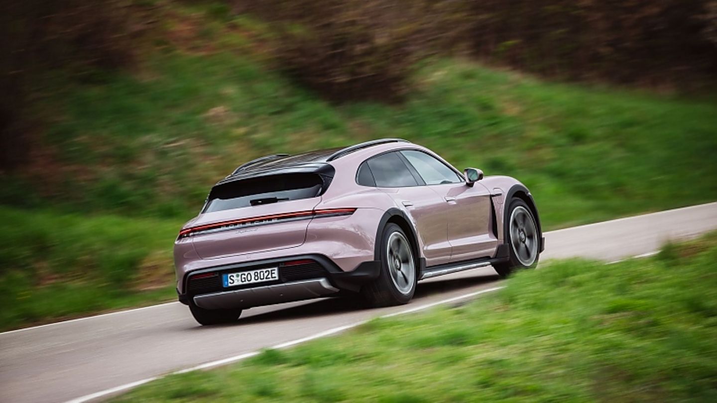 Porsche Taycan 4 Cross Turismo: Dynamic basis