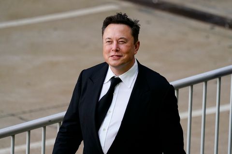 Elon Musk in einem schwarzen Anzug