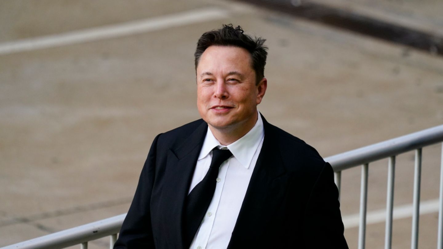 Elon Musk in einem schwarzen Anzug