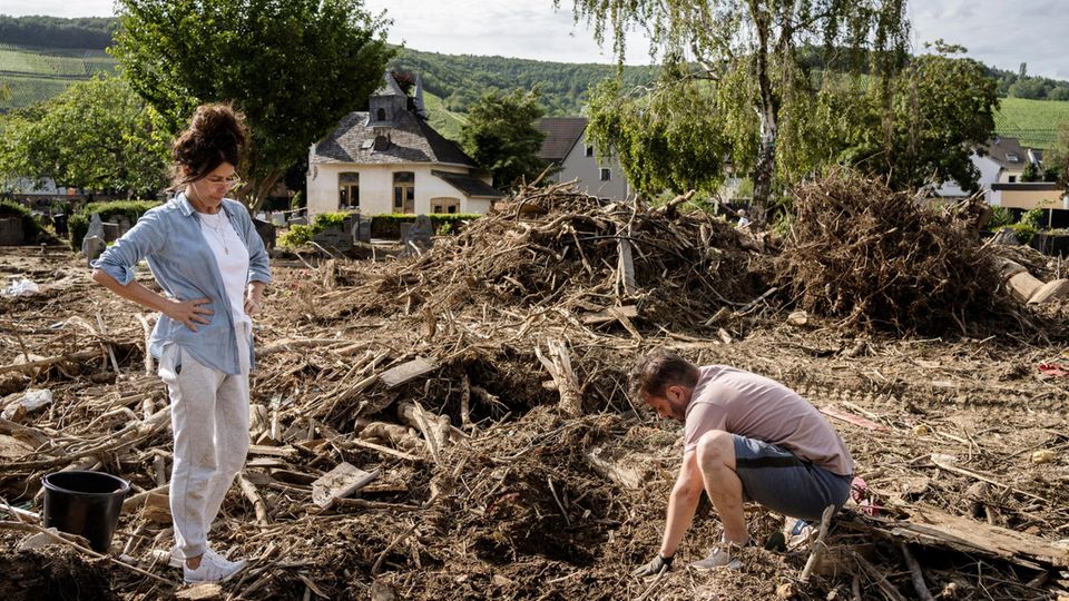 Für die Seele: Wie Suppenköchinnen den Flutopfern von Ahrweiler wieder Hoffnung spenden Uschi und Dirk suchen den Grabstein von Uschis Tochter auf dem total ueberschwemmten Friedhof in Ahrweiler