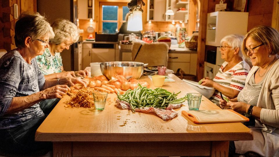 Für die Seele: Wie Suppenköchinnen den Flutopfern von Ahrweiler wieder Hoffnung spenden Der Abend davor: Gittes Schnibbelgruppe bei der Arbeit