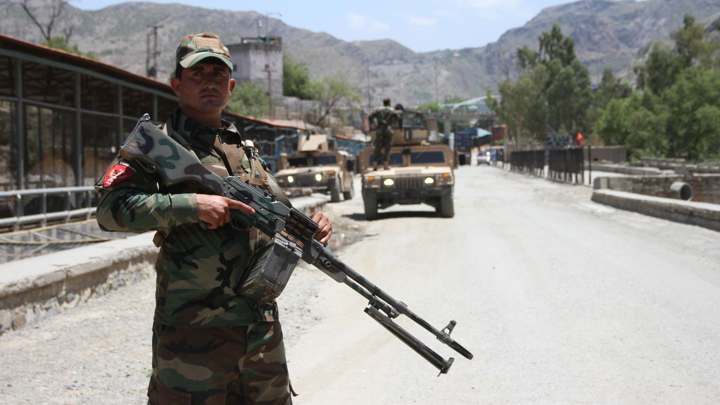 Afghanische Sicherheitskräfte an der Grenze zu Pakistan