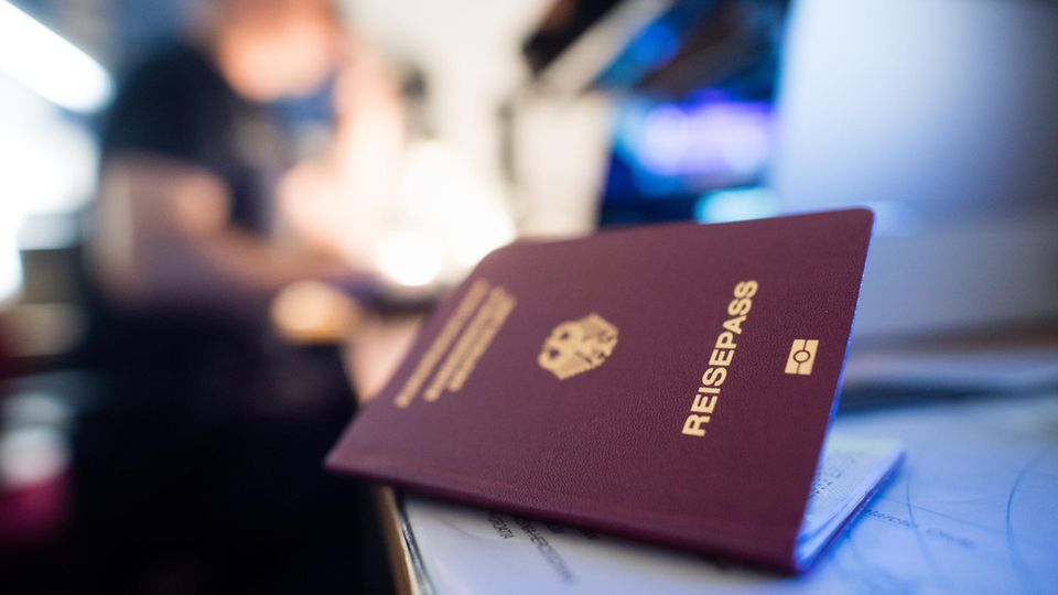 Ein deutscher Reisepass liegt auf einem Tisch