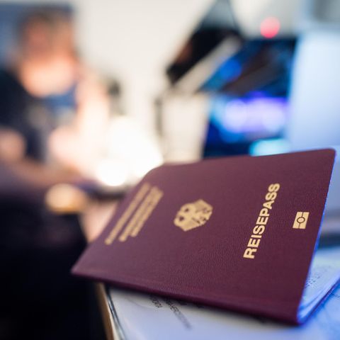 Ein deutscher Reisepass liegt auf einem Tisch