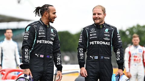 Lewis Hamilton und Valtteri Bottas posieren vor ihren Rennwägen