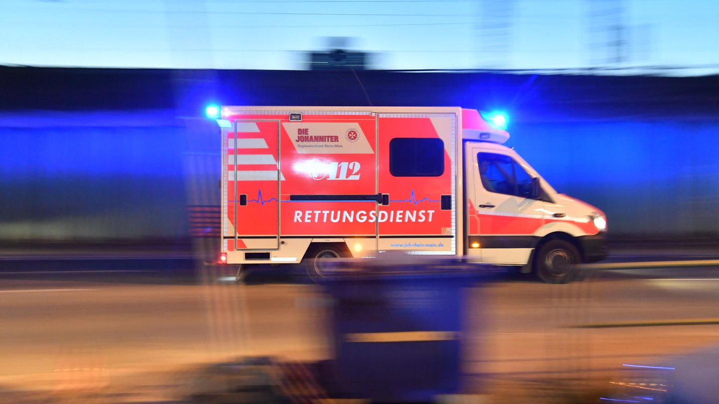 Ein Rettungswagen ist mit eingeschaltetem Blaulicht im Einsatz.
