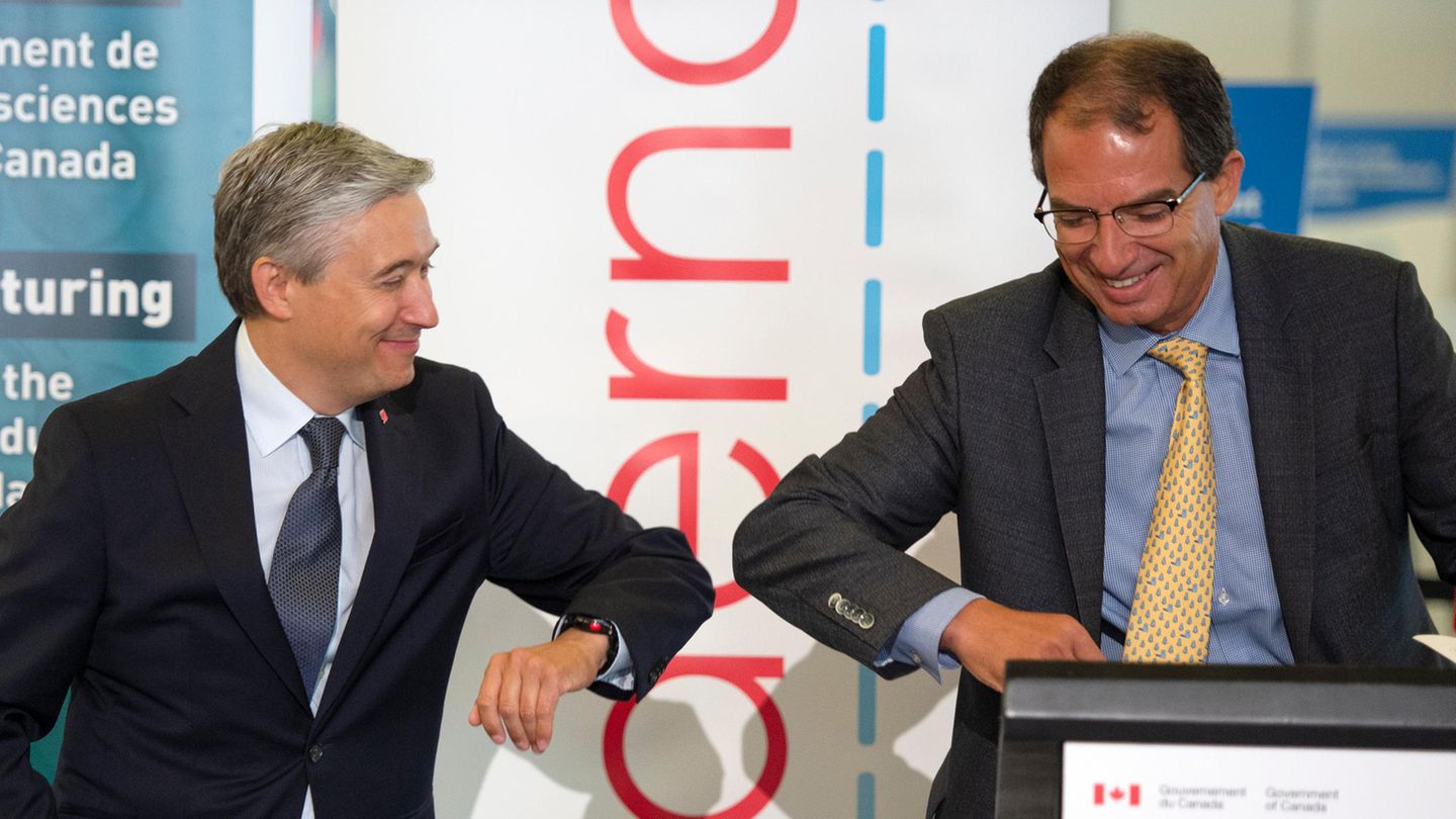 Moderna Therapeutics-Chef Stephane Bancel Moderna Therapeutics-Chef Stephane Bancel (r.) bei einer PK in Kanada