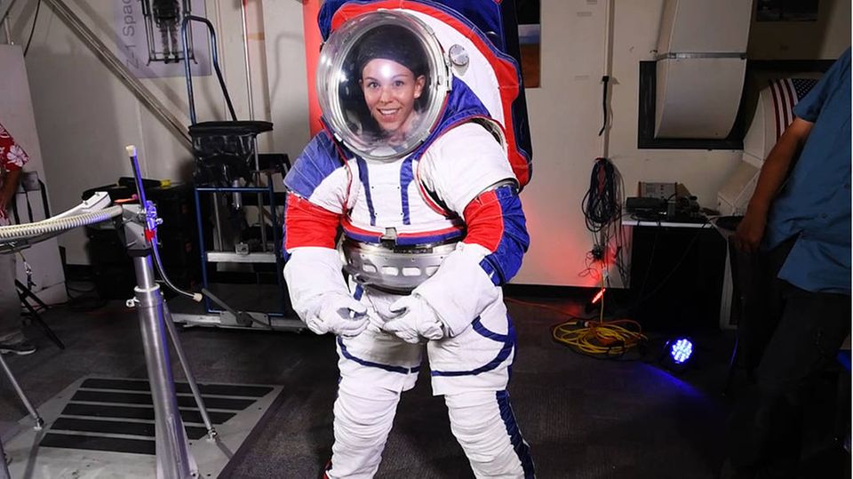 Astronautin in einem frühen Prototyp der künftigen xEMUs