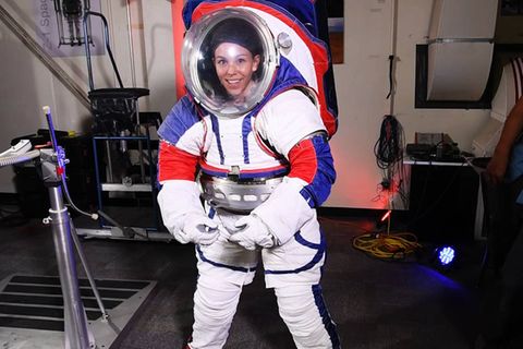 Astronautin in einem frühen Prototyp der künftigen xEMUs