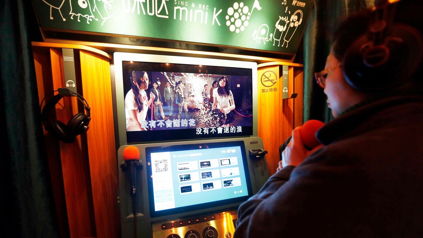China bans karaoke songs that endanger “national unity”