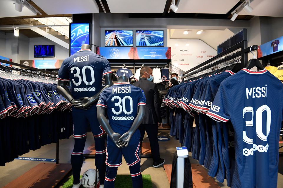 PSG: Lange Schlangen vor Fanshop - Trikot von Lionel Messi ...