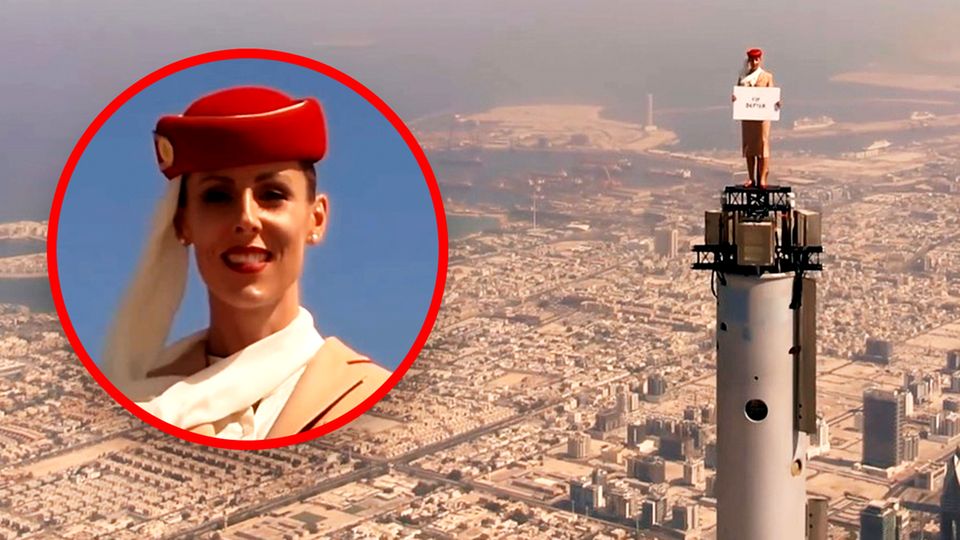 Burj Khalifa: Stewardess steht auf dem höchsten Gebäude der Welt. Burj Khalifa: Stewardess steht auf dem höchsten Gebäude der Welt.